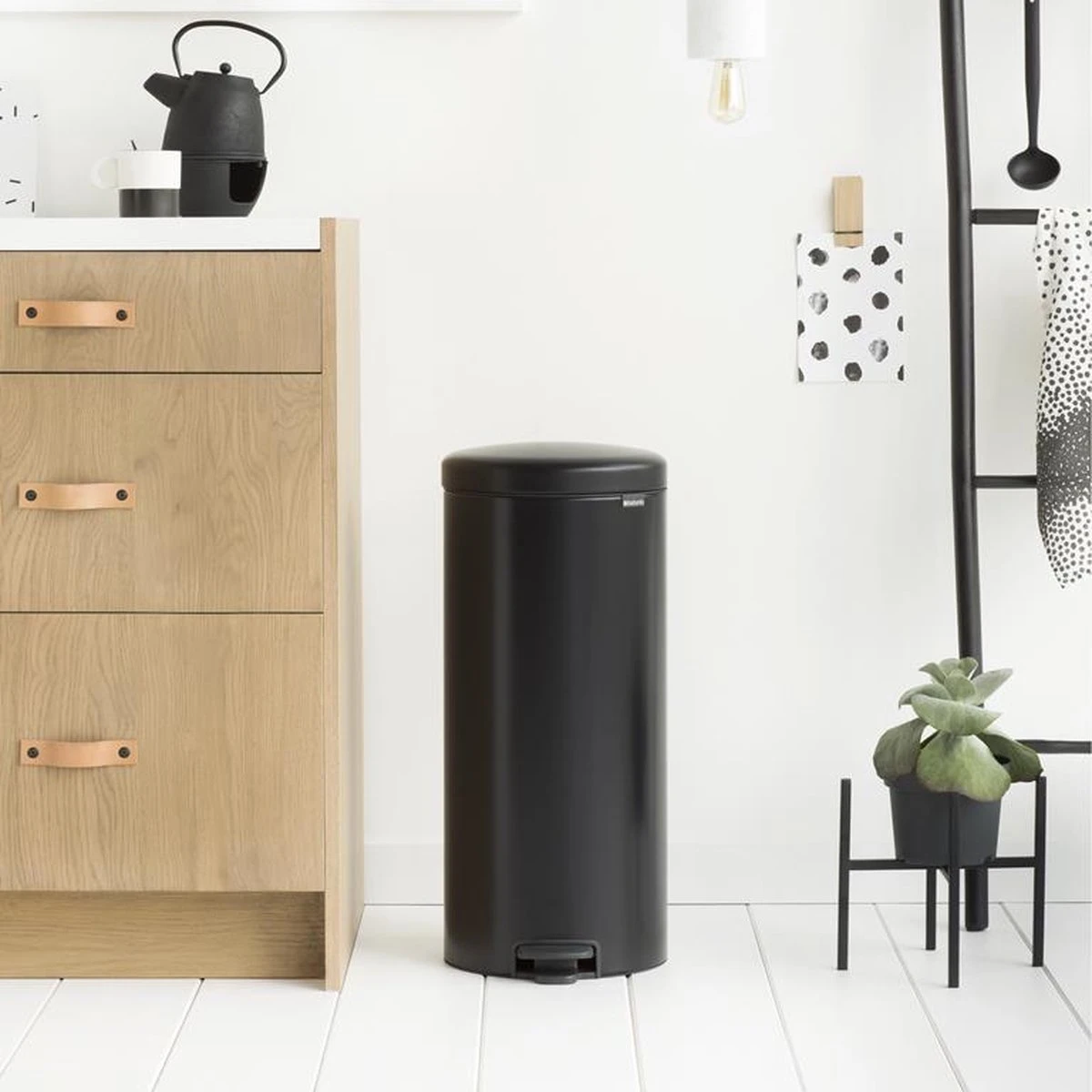 Brabantia NewIcon Prullenbak - 30 L - Matt Black 6 Brabantia NewIcon Prullenbak - 30 L - Matt Black - Afbeelding 4