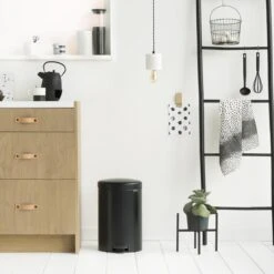 Brabantia NewIcon Prullenbak - 20 L - Matt Black -Brabantia 1200x1200 372