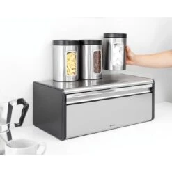 Brabantia Broodtrommel - Met Klepdeksel - Matt Steel Fingerprint Proof / Matt Black -Brabantia 1200x1200 518