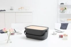 Brabantia Nic Broodtrommel - Met Bamboe Deksel - Dark Grey -Brabantia 1200x799 122