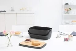 Brabantia Nic Broodtrommel - Met Bamboe Deksel - Dark Grey -Brabantia 1200x799 125