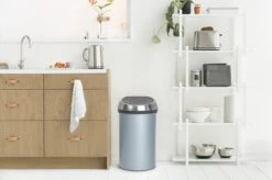 Brabantia Touch Bin Prullenbak - 60 L - Metallic Mint / Matt Steel Fingerprint Proof Deksel -Brabantia 1200x799 36