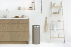 Brabantia Touch Bin Prullenbak - 30 L - Platinum / Matt Steel Fingerprint Proof Deksel -Brabantia 1200x799 43