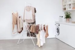 Brabantia HangOn Droogrek Inklapbaar - 25 Meter - Met Stang - White 25 Brabantia HangOn Droogrek Inklapbaar - 25 Meter - Met Stang - White -Brabantia 1200x800 129