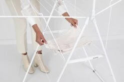 Brabantia HangOn Droogrek Inklapbaar - 25 Meter - Met Stang - White 30 Brabantia HangOn Droogrek Inklapbaar - 25 Meter - Met Stang - White -Brabantia 1200x800 131