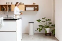 Brabantia Touch Bin Prullenbak - 30 L - Soft Beige -Brabantia 1200x800 63