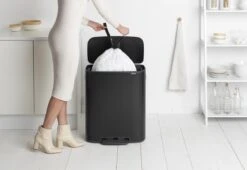 Brabantia Bo Prullenbak - 60 L - Met 80 Vuilniszakken - Matt Black -Brabantia 1200x828 3