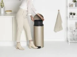 Brabantia NewIcon Prullenbak - 30 L - Metallic Gold 20 Brabantia NewIcon Prullenbak - 30 L - Metallic Gold -Brabantia 1200x899 21