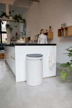 Brabantia Touch Bin Prullenbak 40 Liter -Brabantia 512731 01 5 EnvironmentImage e7f3574cd3