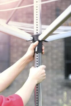 Brabantia Lift-O-Matic Droogmolen - Met Metalen Grondanker, Beschermhoes, Wasknijpertasje En Wasknijpers - 40 M - Metallic Grey 24 Brabantia Lift-O-Matic Droogmolen - Met Metalen Grondanker, Beschermhoes, Wasknijpertasje En Wasknijpers - 40 M - Metallic Grey -Brabantia 799x1200 143