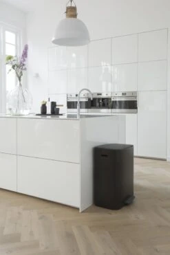 Brabantia Bo Prullenbak - 60 L - Met 80 Vuilniszakken - Matt Black -Brabantia 799x1200 49