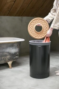 Brabantia Wasmand Met Deksel - 60 L - Matt Black / Kurken Deksel -Brabantia 799x1200 76