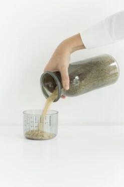 Brabantia Voorraadbussen Met Maatbeker Set Van 2 - 1,3 L - Dark Grey 19 Brabantia Voorraadbussen Met Maatbeker Set Van 2 - 1,3 L - Dark Grey -Brabantia 799x1200 84