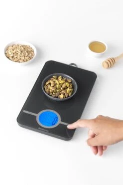 Brabantia Tasty+ Keukenweegschaal Digitaal - Op Batterijen - Dark Grey 13 Brabantia Tasty+ Keukenweegschaal Digitaal - Op Batterijen - Dark Grey -Brabantia 800x1200 1