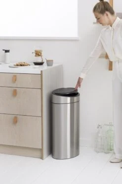 Brabantia Touch Bin Prullenbak - 40 L - Matt Steel Fingerprint Proof -Brabantia 800x1200 37