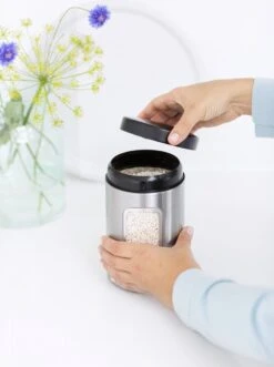 Brabantia Voorraadbus - 1,4 L - Matt Steel Fingerprint Proof / Matt Black Deksel - Met Venster -Brabantia 895x1200 2